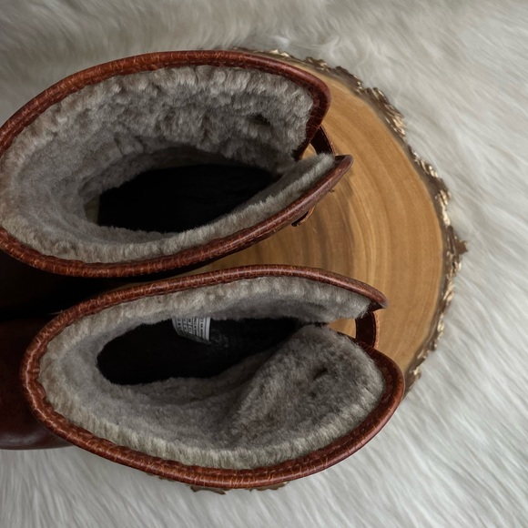 LIKE NEW UGG Lynnea shearling lined leather clog boots - Picture 11 of 13